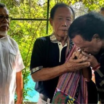 Hercules Minta Maaf kepada Sutiyoso, Serahkan Kain Timor sebagai Simbol Adat