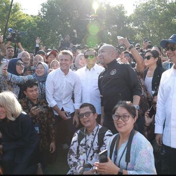 Momen Akrab Prabowo dan Macron Selfie Bareng Wartawan di Candi Borobudur