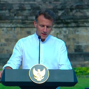 Kunjungi Borobudur, Presiden Macron Ungkap Kekaguman dengan Sejarah Astistik dan Budaya di Indonesia