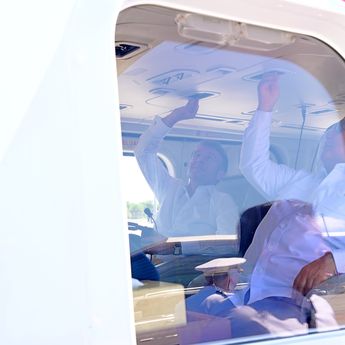 Satu Helikopter: Momen Keakraban Presiden Prabowo dan Presiden Macron Menuju Akmil Magelang