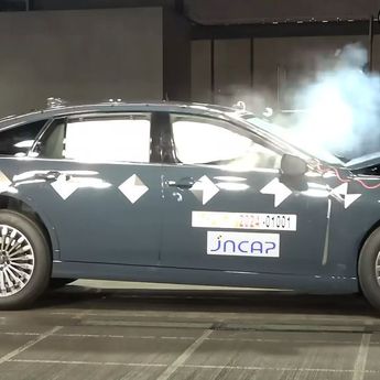 Toyota Crown Dinobatkan Sebagai Mobil Paling Aman di Jepang