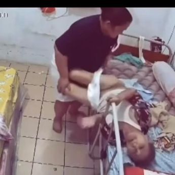 Viral, Perempuan Muda Aniaya Pria Lansia saat Gantikan Popok
