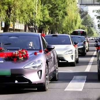 Viral di China, Iring-Iringan Pernikahan dengan Mobil Listrik Xiaomi SU7 Alami Tabrakan Beruntun