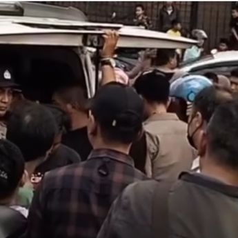 VIDEO: Warga Pondok Gede Digegerkan Penemuan Mayat di Toko Sembako