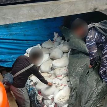 TNI AL Gagalkan Penyelundupan 25 Ton Pasir Timah Ilegal