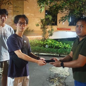 WN China Kehilangan iPhone 14 di Taksi Online, Polisi Turun Tangan