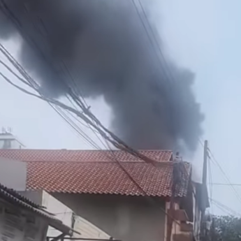 Kebakaran Hebat di Kukusan Depok, Asap Hitam Membumbung Tinggi