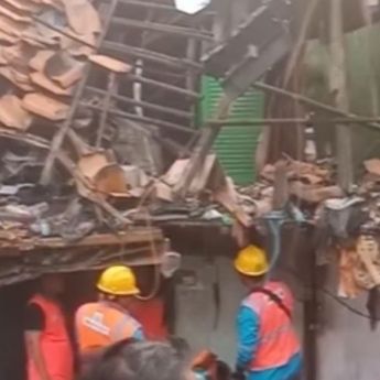 Rumah Warga Ambruk di Johar Baru saat Hujan