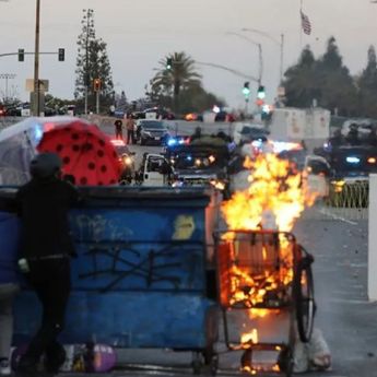 Bentrok Polisi dan Demonstran Kembali Memanas di Los Angeles