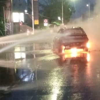 Mobil Ludes Terbakar di Jalan MT Haryono Jaksel Arah Cawang