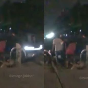 Menegangkan! Mobil Tersangkut di Rel KAI Pesing, Nyaris Tertabrak Kereta