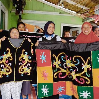 Hebat! Ibu Nira Berdayakan Perempuan Lokal Lewat Usaha Baju Adat, Tumbuh Bersama PNM hingga Tembus Pasar Ekspor
