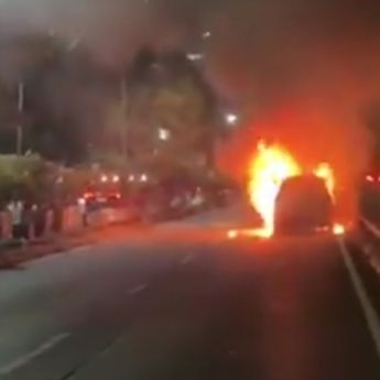 Mobil Terbakar di Jalan S Parman Jakbar, Lalin Macet Parah