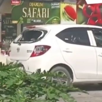 Kesal Istrinya Selingkuh, Suami Hancurkan Mobil Sendiri di Jalanan
