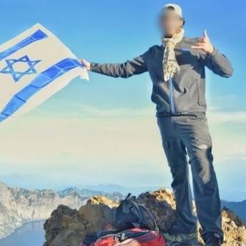 Heboh Kabar WNA Kibarkan Bendera Israel di Puncak Rinjani, Pengelola: Nggak Ada!