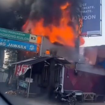 VIDEO: Bangunan di Pagedangan Terbakar