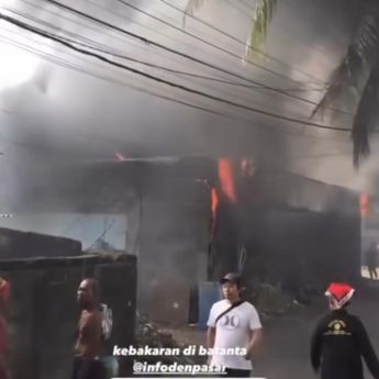 Bangunan Terbakar di Denpasar Bali, jadi Tontonan Warga
