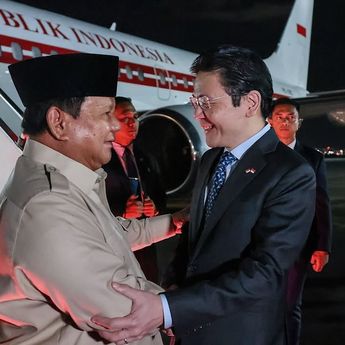 Tiba di Singapura, Prabowo Disambut Hangat oleh PM Lawrence Wong di Bandara