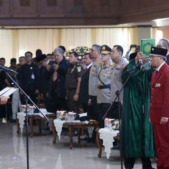 Sumpah Jabatan Pakai Bahasa Inggris, Wakil Ketua DPR RI Walk Out dari Pelantikan Rektor UPI