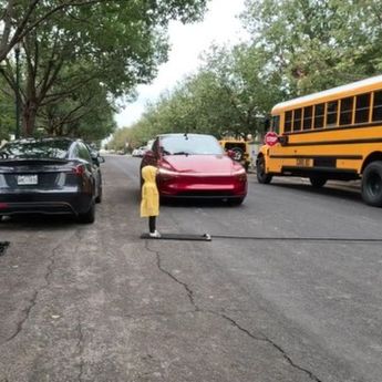 Tesla Dikecam Setelah Uji Coba Full Self-Driving Tabrak Boneka Anak di Dekat Bus Sekolah