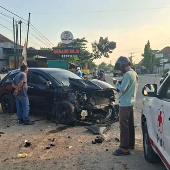 Sedan Milik Sekretaris Camat Hancur Dihantam Truk Tronton