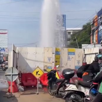 Pipa Air di Pondokgede Bocor, Deras Menyembur di Tengah Jalan