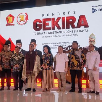 Ketua MPR RI Ahmad Muzani Terima Ulos dari Presiden NT Corp Nurdin Tampubolon