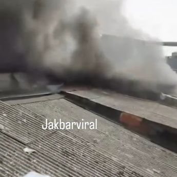 Kebakaran Landa Bangunan di Palmerah Jakbar, Warga Panik