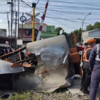 Kecelakaan Maut! KA Ambarawa Tabrak Truk Tangki di Lamongan, Sopir Tewas di Tempat