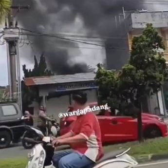 Rumah di Padang Kebakaran, jadi Tontonan Warga