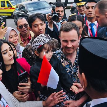 Momen Prabowo Diminta Belikan Lego oleh Bocah di Rusia: Get This Boy Lego!