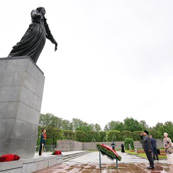 Prabowo Letakkan Karangan Bunga di Piskarovskoye Memorial, Hormati Jutaan Korban Perang Dunia II