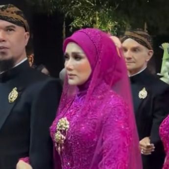 Full Senyum! Mulan Jameela Akhirnya Dampingi Ahmad Dhani di Pelaminan Ngunduh Mantu