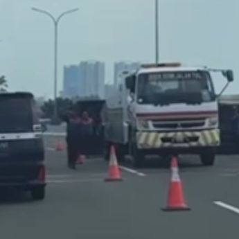 Kecelakaan di Tol Jatikarya Arah Jakarta, Mobil Terbalik di Tengah Jalan