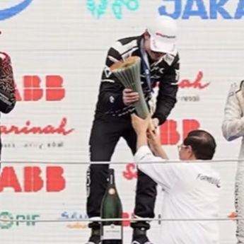 Pramono Serahkan Trofi kepada Juara Formule E