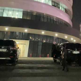 Sudah Diperiksa 9 Jam Lebih, Nadiem Makarim Belum Juga Keluar Gedung Kejaksaan Agung
