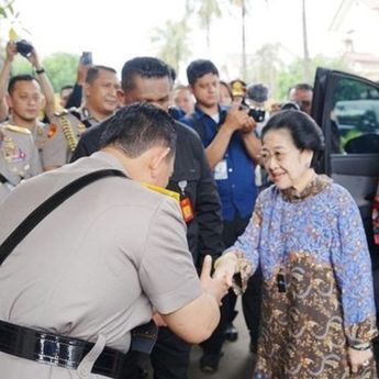 Momen Kapolri Ketemu Megawati di Rumah Meri Hoegeng, Langsung Salim