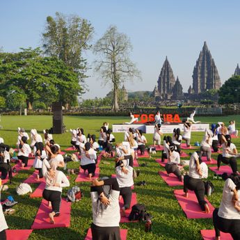 Mengintip International Yoga Day di Candi Prambanan, Dukung Gaya Hidup Sehat Masyarakat Urban