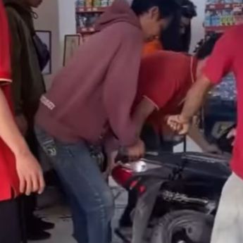Pemotor Seruduk Minimarket Gegara Kipas Angin Portable Nyangkut di Stang