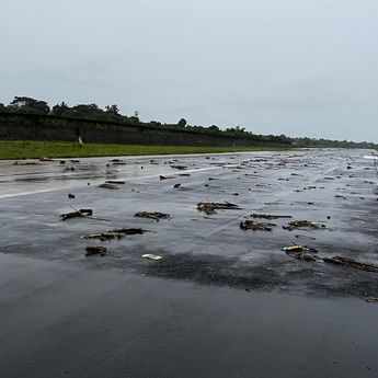 Runway Tergenang Banjir, Bandara Oesman Sadik Hentikan Operasional Sementara