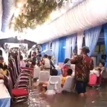 Warga Muara Angke Gelar Resepsi Pernikahan di Tengah Genangan Banjir Hampir 1 Meter