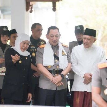 Khofifah Dampingi Kapolri Ziarah ke Makam Gus Dur