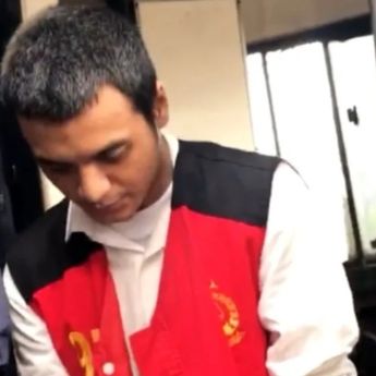 Vadel Badjideh Hadiri Sidang Pembacaan Dakwaan, Tangan Diborgol dan Tertunduk Lesu