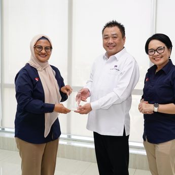 Direksi Telkom Kunjungi Pelanggan dan Tinjau Infrastruktur Digital di Surabaya