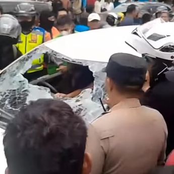 Diteriaki Maling Usai Tabrak Pemotor, Mobil Putih Diamuk Massa di Medan