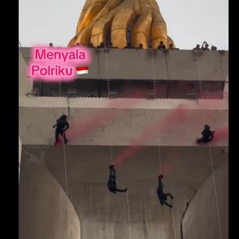 Keren! Brimob Polri Terjun Pakai Tali dari Puncak Monas, Kepala di Bawah