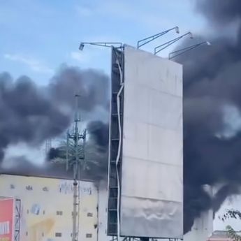 Kebakaran Toko Ban di Bekasi Diduga Dipicu Percikan Las, Api Melahap Gudang Lantai Atas