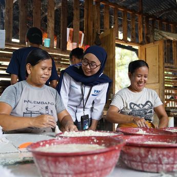 Ibu Hebat, Keluarga Kuat: Cerita Perubahan dari Program Mekaar