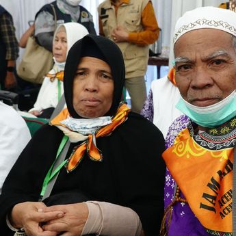 Isak Jemaah Patah Tangan Kenang Kebaikan Petugas Saat Berhaji: Tidak Sanggup Aku Balasnya