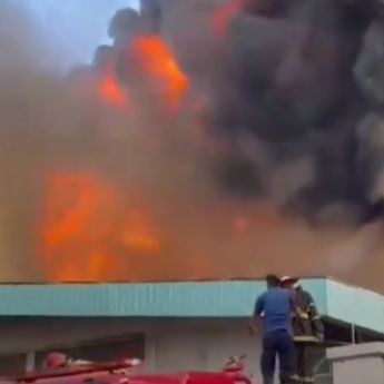 Kerahkan 12 Unit Mobil Damkar, Petugas Kesulitan Padamkan Kebakaran Hebat di Toko Ban Bekasi
